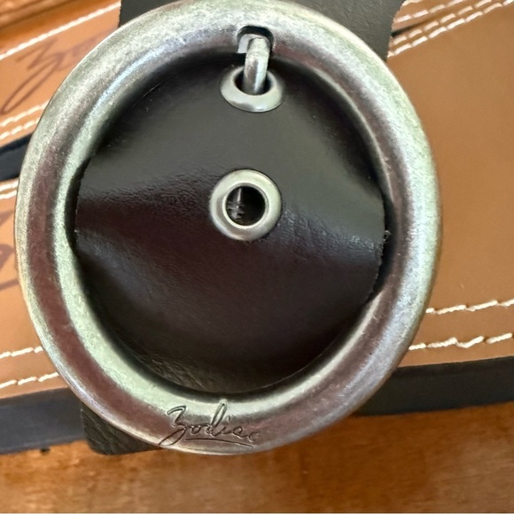 NEW Zodiac Women's Jadon T-Strap Buckled
Platform Sandals thong silver buckle - Picture 10 of 10